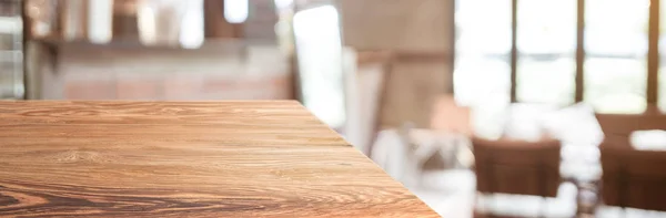 Tavolo in legno display del prodotto sfondo con persone sfocate in gr — Foto Stock