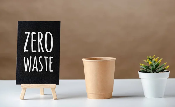 Palabra cero residuos en pizarra con peper taza y planta verde en —  Fotos de Stock