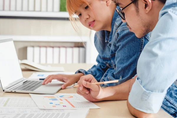 Asiatisk kreativ designer team casual möte och brainstorming på — Stockfoto