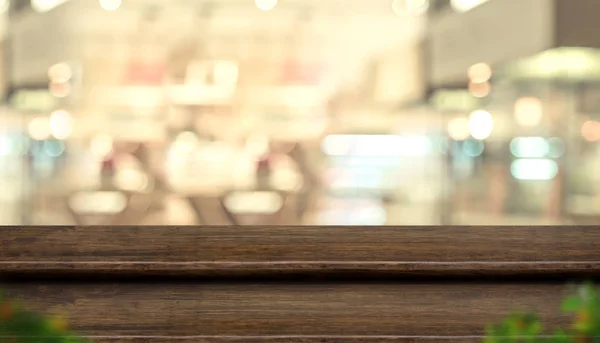 Étape vide table en bois sombre stand de nourriture avec des gens flous dans co — Photo