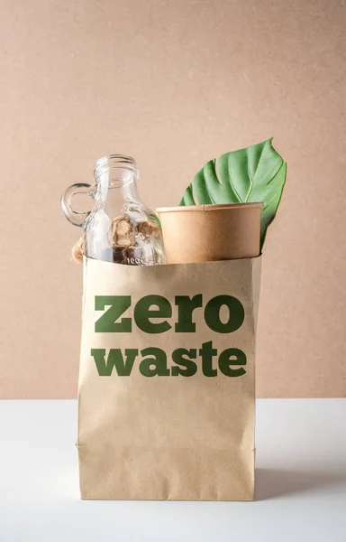 Cero residuos y concepto libre de plástico. bolsa de comestibles con bot de vidrio —  Fotos de Stock