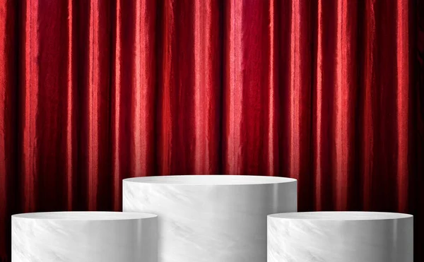 製品表示光沢のある白い大理石のシリンダースタンドは 赤いカーテンウォールの背景と3つのステップで表彰台を受賞しました 製品デザインの表示のためのバナーモックアップスペース — ストック写真