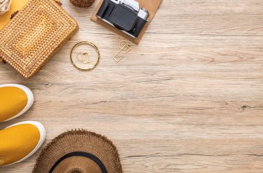 Yaz seyahati aksesuarları seti. Kumaş, şapka, hasır çanta, branda ayakkabı, kamera ve defter.