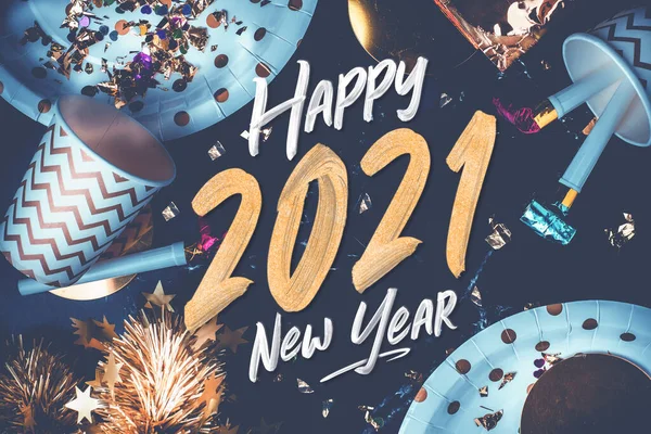2021年新年快乐 在大理石桌上挂上印有派对杯 派对告密者 金银花 糖果的手刷存储字体 — 图库照片