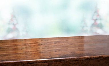 Bulanık Noel ağacıyla perspektif ahşap masa sicim ışığı ve mavi bokeh kar ışığıyla dekore edilir. Panoramik ahşap tezgah afişi ürün gösterimi tebrik kartı tasarımı için çevrimiçi içerik oluşturulur.