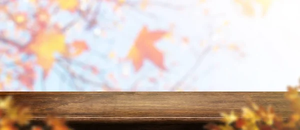Herbst Hintergrund Leerer Alter Rustikaler Holztisch Mit Unscharfem Waldbaum Mit — Stockfoto