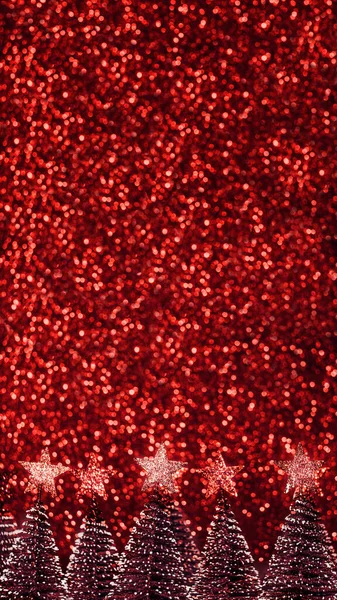 赤い輝きの星を持つクリスマスツリーが渦巻く輝くライトお祝いのボケの背景 — ストック写真