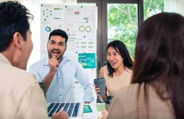 iş dünyası çeşitliliği tartışması esg (çevre, sosyal, hükümet) ve çevre dostu yeşil ofisteki rahatlama duygusu