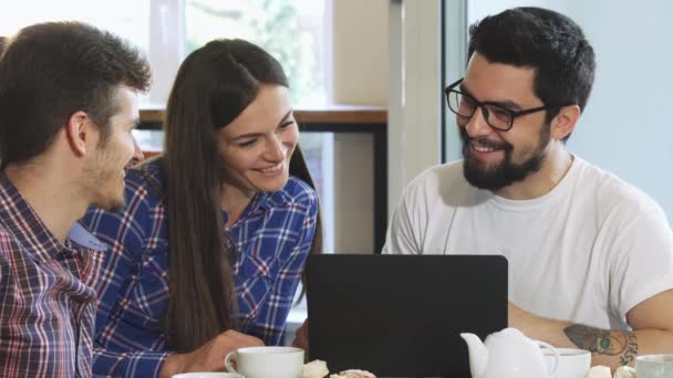 Vousatý muž s snídaně se svými přáteli v kavárně — Stock video