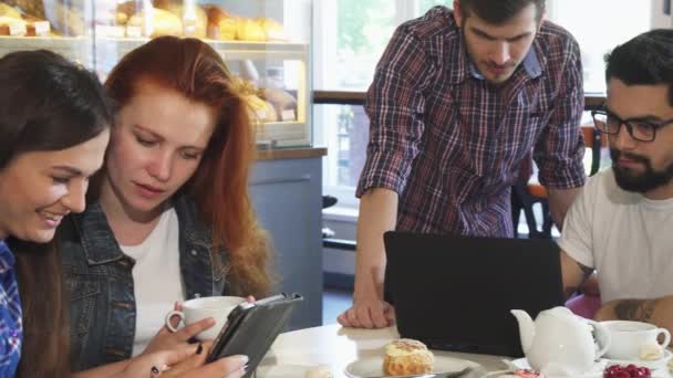 Grupo de jovens amigos tomando café da manhã juntos usando gadgets — Vídeo de Stock