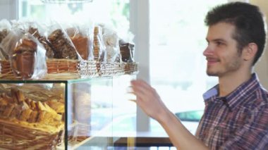 Çekici bir genç adam ekmek çerezler satın alma