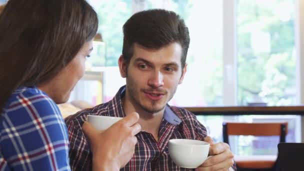 Bliska strzał przystojny mężczyzna filiżankę kawy z jego dziewczyna — Wideo stockowe