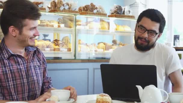 Jóvenes charlando sobre una taza de café en la cafetería — Vídeos de Stock
