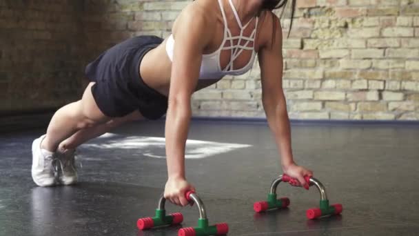 Femme athlétique faisant des pompes à la salle de gym — Video