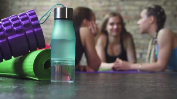 Idrottskvinnor vila efter ett träningspass tillsammans på fitnesstudio — Stockvideo