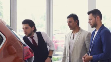 Üç adam Trunk satışı Bayilik salon için yeni bir otomatik açılış