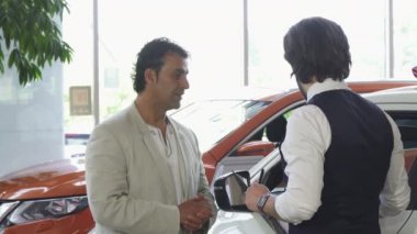 Yeni bir otomobil galerisinde seçme yakışıklı olgun adam
