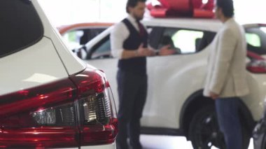 Otomobil satıcısı araba dor onun erkek müşteri için açma
