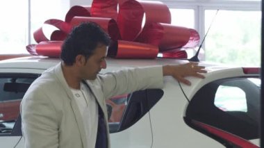 Başparmak kadar gösteren bir araba satın alma sonra mutlu yakışıklı olgun adam