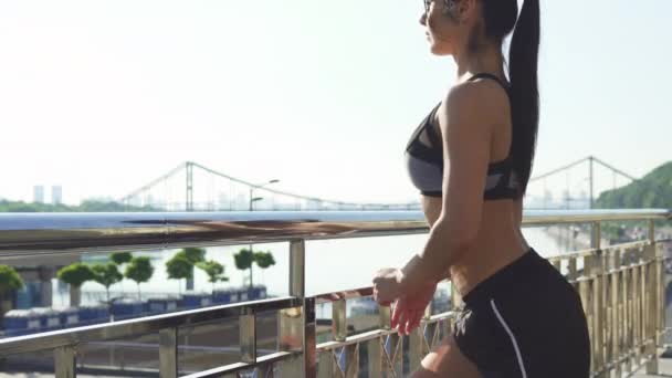 Tiro cortado de uma bela esportista se exercitando ao ar livre pela manhã — Vídeo de Stock