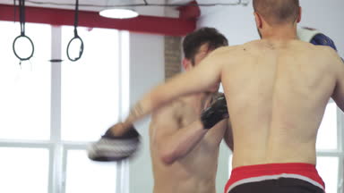 Yakışıklı atletik kick boks antrenörü jimnastik salonu ile eğitim