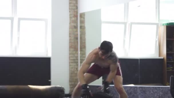Luchador profesional de mma que practica el agarre y el puñetazo en el gimnasio — Vídeo de stock