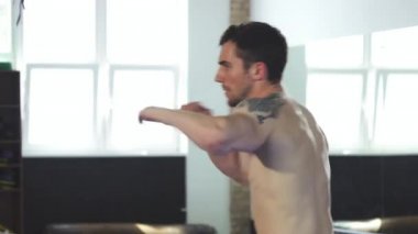 Yumruklar pratik spor salonunda, çalışma dışarı yakışıklı kaslı erkek boxer