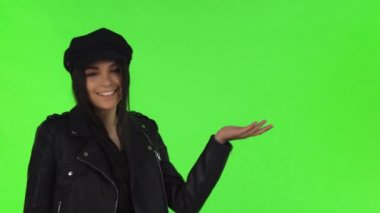 Şık genç kız gülümseyen holding kopyalamak elini boş alan