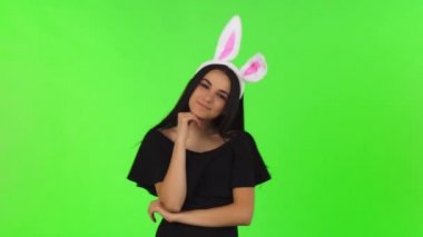 Tavşan kulakları giyen siyah elbiseli güzel kadın çarpıcı