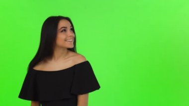 Kopya alanı işaret gülümseyen güzel mutlu kadın