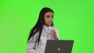 Bir bilgisayarda çalışırken bir fikir olan genç iş kadını