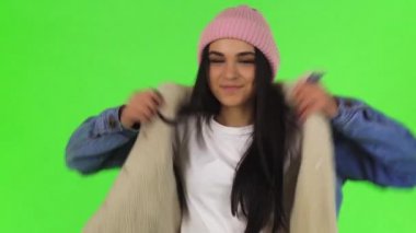 Genç güzel kadın sıcak ceket kameraya gülümseyen koyarak