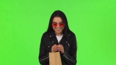 Güzel genç kadın içinde alışveriş çantası arıyorsunuz