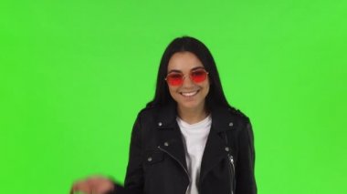 Mutlu kadın alışveriş sonra başparmak gösterilmesini