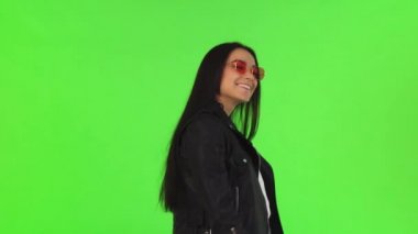 Mutlu genç kadın ile onun alışveriş torbaları chromakey üzerinde poz