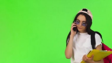 Kitaplarını holding neşeli kız öğrenci, Evet