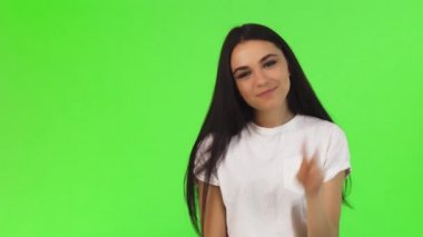 Güzel genç koyu saçlı kadın gösteren barış işareti gülümseyen