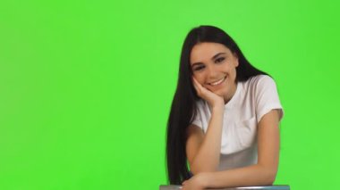 Kameraya gülümseyen güzel ve genç birbayan çarpıcı