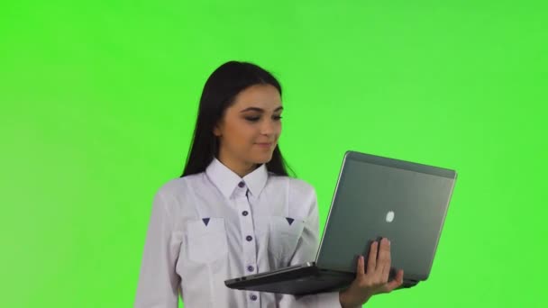 Bella donna d'affari video chat sul suo computer portatile — Video Stock