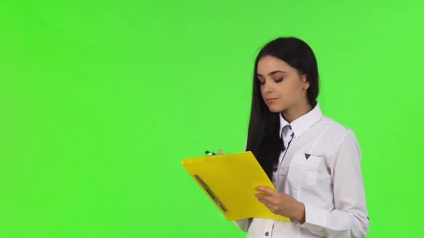Genç işkadını kağıtları, doldurma chromakey üzerinde poz — Stok video