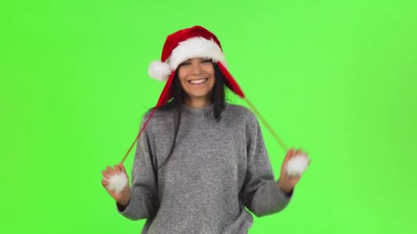 Girato di un affascinante ragazza di Babbo Natale divertirsi in studio — Video Stock