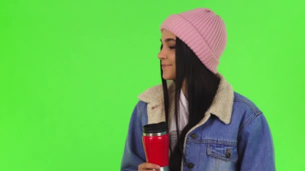 Gorgeous νεαρή γυναίκα που φοράει σακάκι έχοντας το τσάι και ζεστό καπέλο — Αρχείο Βίντεο