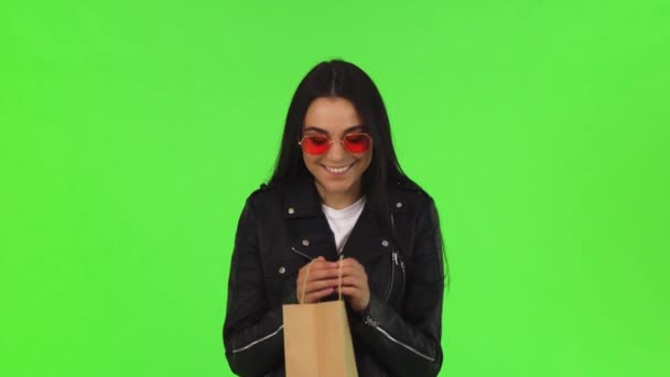 ショッピング バッグの中を探して美しい若い女性 — ストック動画