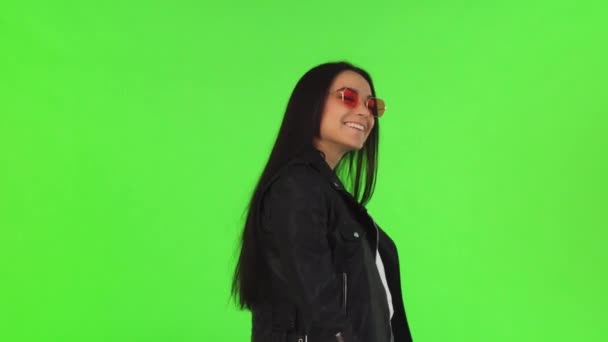 Glad ung kvinna poserar med hennes kassar på chromakey — Stockvideo