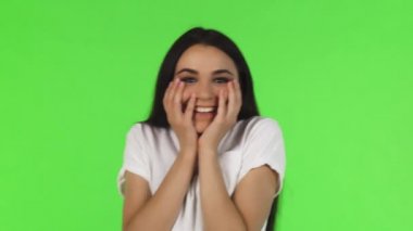 Şaşırdım ve yeşil zemin üzerine heyecan arayan güzel kadın