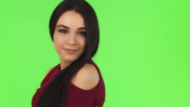 Stüdyo yakın çekim muhteşem bir mutlu genç kadın gülümseyerek