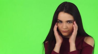 Güzel genç kadın korkunç baş ağrısı olması