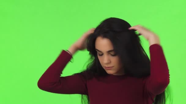 Fiatal nő keresi a depressziós és elpusztított — Stock videók