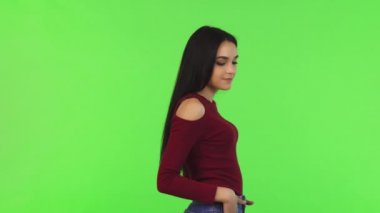 Muhteşem bir genç esmer kadın kameraya gülümseyen