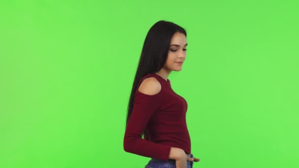 Prachtige jonge brunette vrouw die lacht naar de camera — Stockvideo